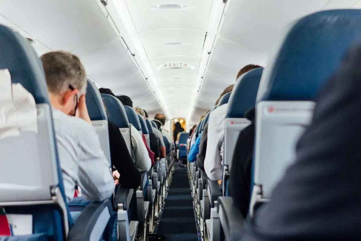 Lang flyvetur til sydens sol? 6 tips til at gøre flyveturen lidt nemmere